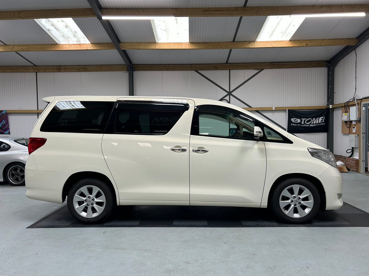 ALPHARD GL GRADE 4.5 LOW MILEAGE PRISTINE CONDITION