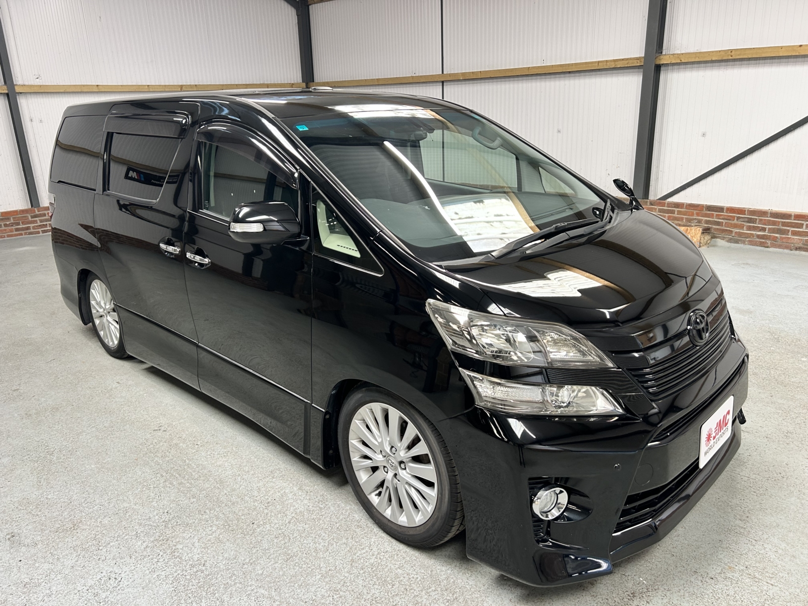 2013 TOYOTA VELLFIRE ZG EDITION - LOW MILEAGE - OTTOMAN LEATHER RECLINERS / SUNROOFS / POWER BOOT/ DRINKS COOLER/ HEATER-