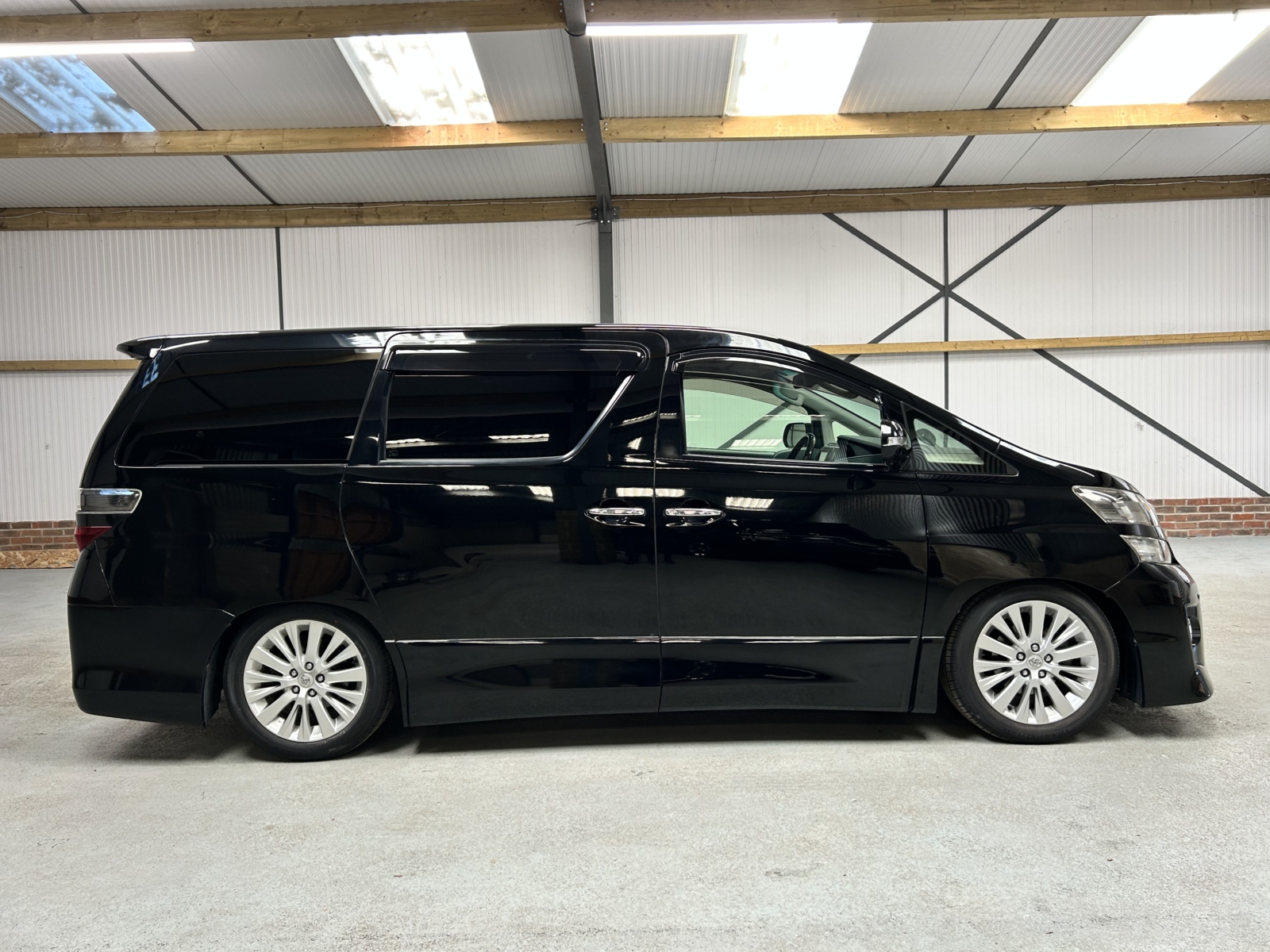 2013 TOYOTA VELLFIRE ZG EDITION - LOW MILEAGE - OTTOMAN LEATHER RECLINERS / SUNROOFS / POWER BOOT/ DRINKS COOLER/ HEATER-