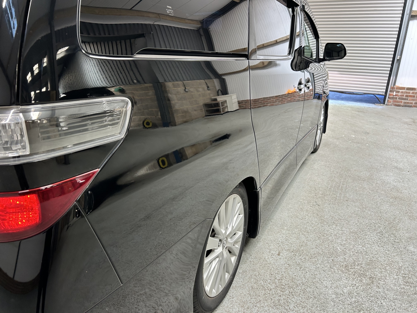 2013 TOYOTA VELLFIRE ZG EDITION - LOW MILEAGE - OTTOMAN LEATHER RECLINERS / SUNROOFS / POWER BOOT/ DRINKS COOLER/ HEATER-