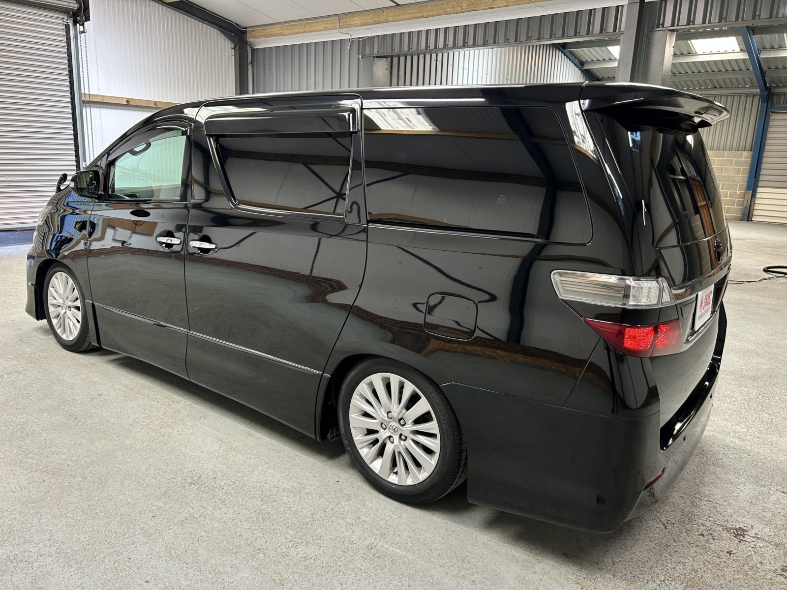 2013 TOYOTA VELLFIRE ZG EDITION - LOW MILEAGE - OTTOMAN LEATHER RECLINERS / SUNROOFS / POWER BOOT/ DRINKS COOLER/ HEATER-