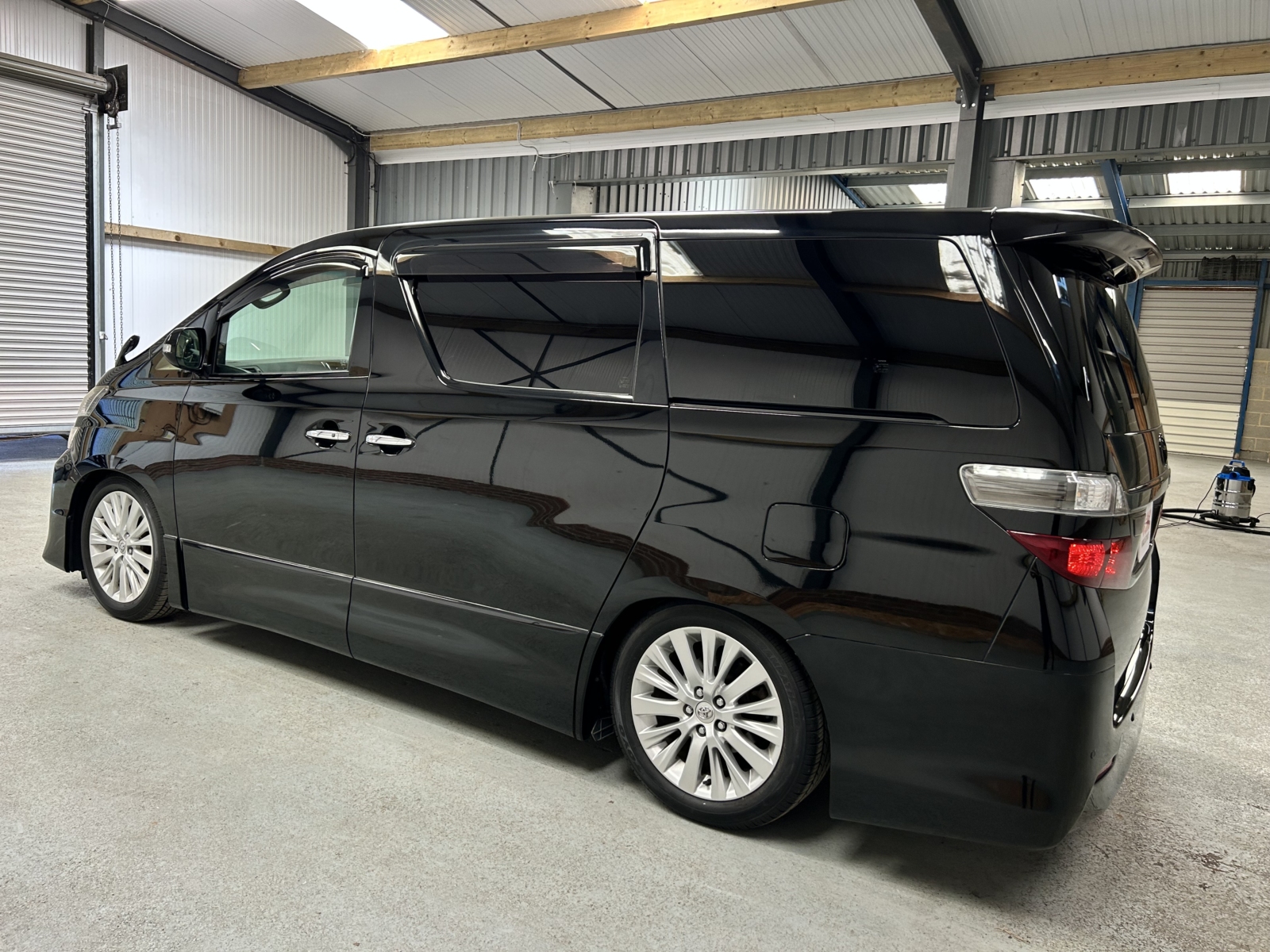 2013 TOYOTA VELLFIRE ZG EDITION - LOW MILEAGE - OTTOMAN LEATHER RECLINERS / SUNROOFS / POWER BOOT/ DRINKS COOLER/ HEATER-