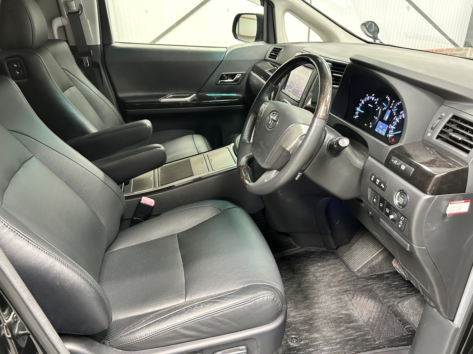 2013 TOYOTA VELLFIRE ZG EDITION - LOW MILEAGE - OTTOMAN LEATHER RECLINERS / SUNROOFS / POWER BOOT/ DRINKS COOLER/ HEATER-