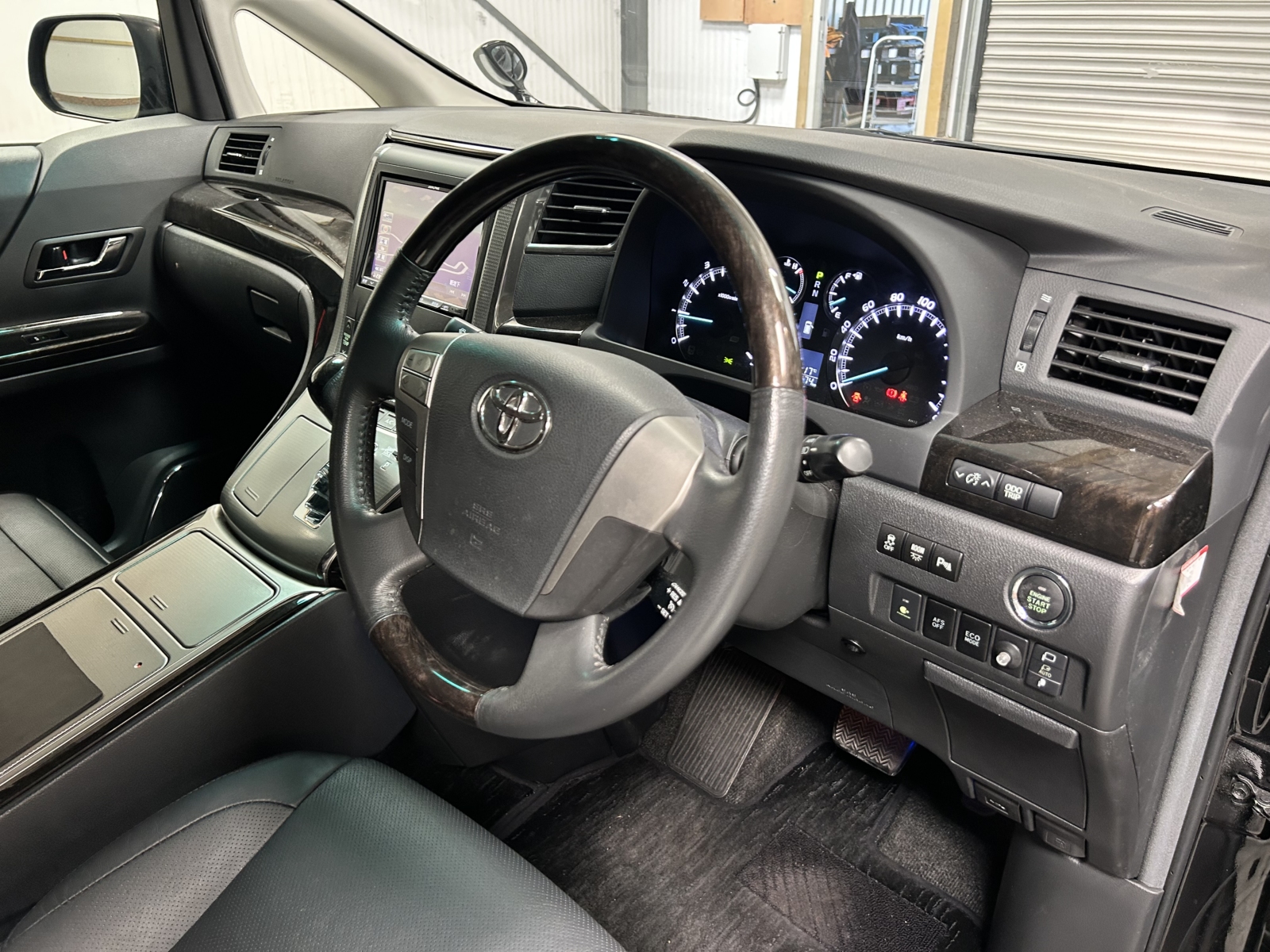 2013 TOYOTA VELLFIRE ZG EDITION - LOW MILEAGE - OTTOMAN LEATHER RECLINERS / SUNROOFS / POWER BOOT/ DRINKS COOLER/ HEATER-