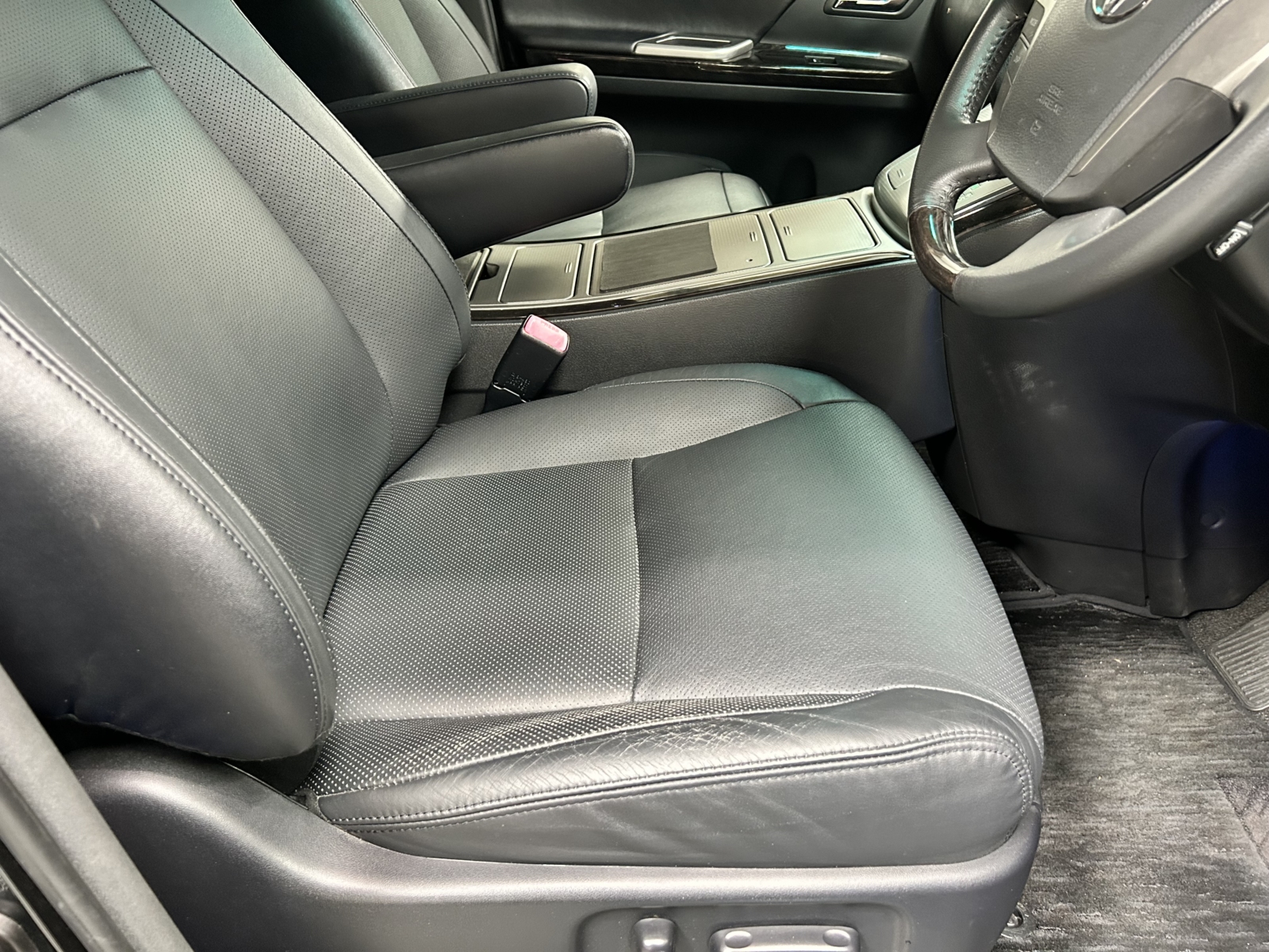 2013 TOYOTA VELLFIRE ZG EDITION - LOW MILEAGE - OTTOMAN LEATHER RECLINERS / SUNROOFS / POWER BOOT/ DRINKS COOLER/ HEATER-