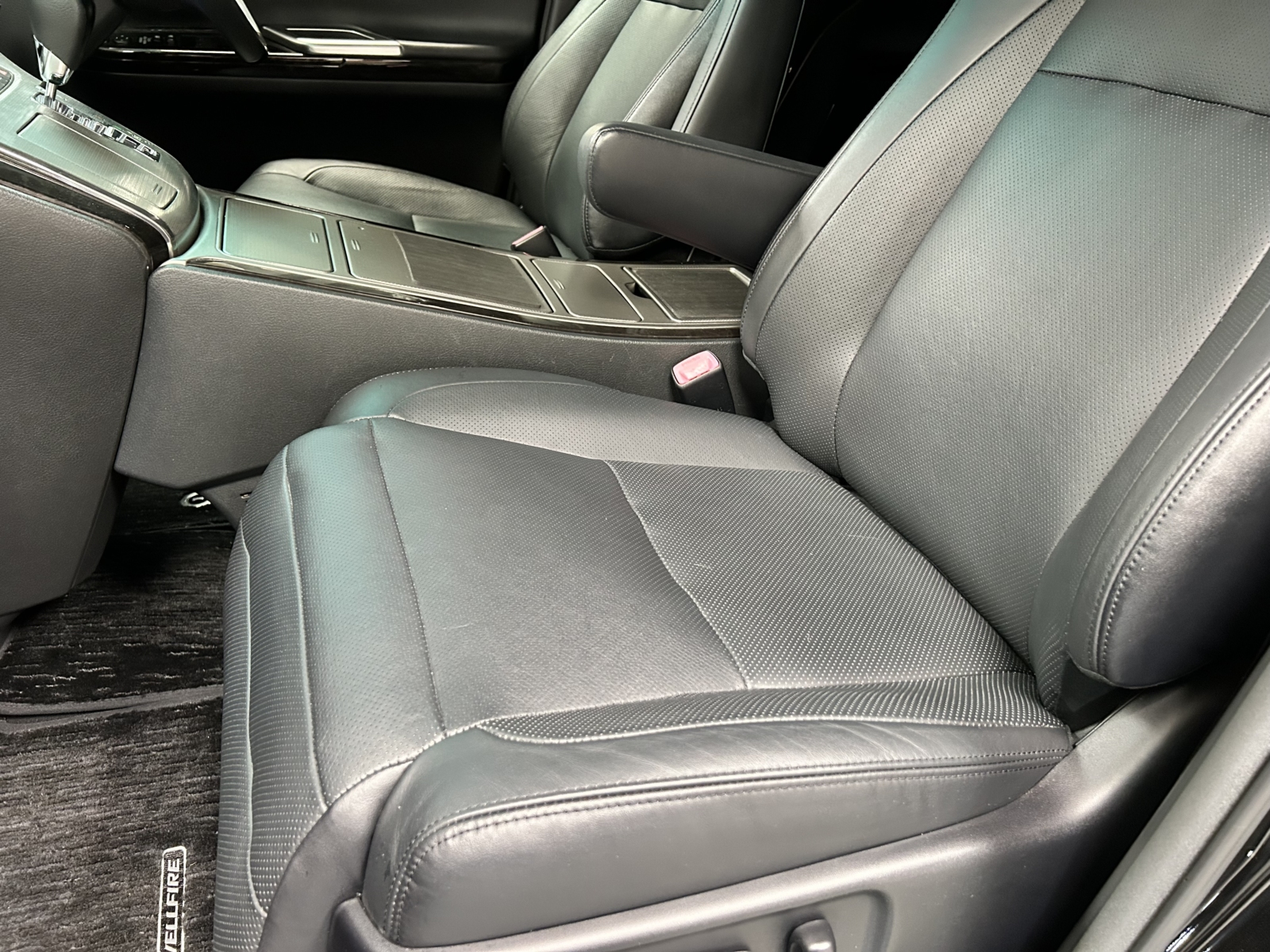 2013 TOYOTA VELLFIRE ZG EDITION - LOW MILEAGE - OTTOMAN LEATHER RECLINERS / SUNROOFS / POWER BOOT/ DRINKS COOLER/ HEATER-