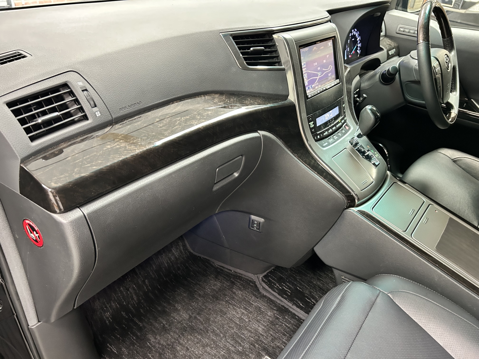 2013 TOYOTA VELLFIRE ZG EDITION - LOW MILEAGE - OTTOMAN LEATHER RECLINERS / SUNROOFS / POWER BOOT/ DRINKS COOLER/ HEATER-