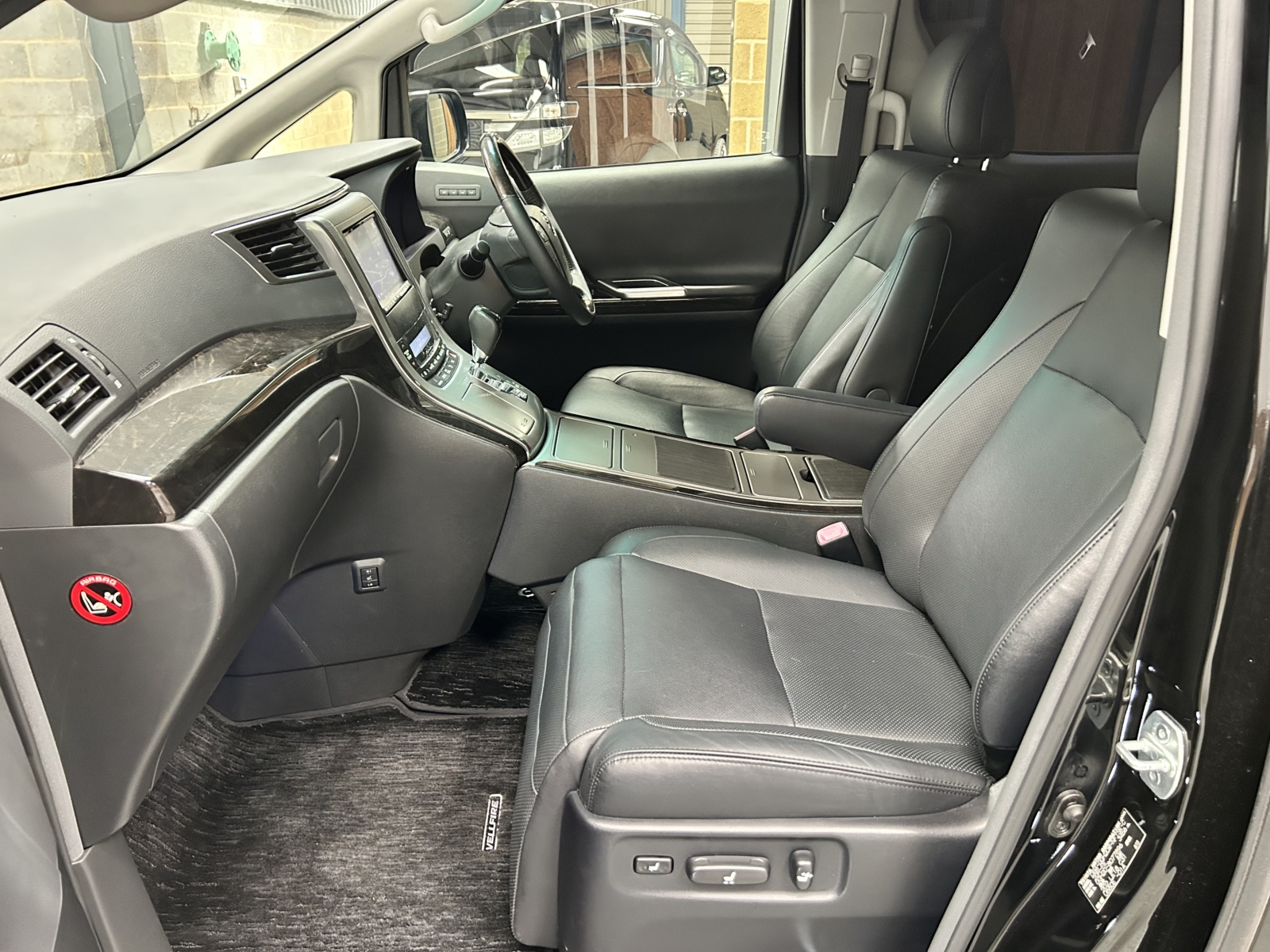 2013 TOYOTA VELLFIRE ZG EDITION - LOW MILEAGE - OTTOMAN LEATHER RECLINERS / SUNROOFS / POWER BOOT/ DRINKS COOLER/ HEATER-