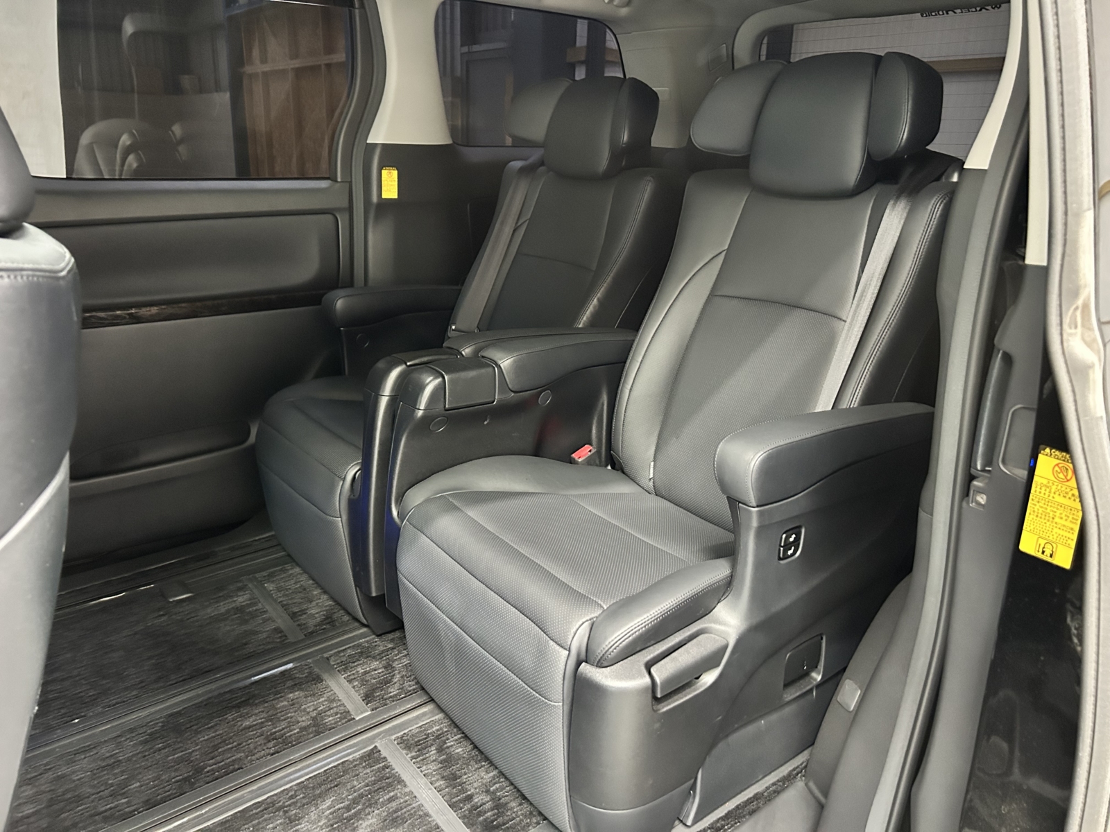 2013 TOYOTA VELLFIRE ZG EDITION - LOW MILEAGE - OTTOMAN LEATHER RECLINERS / SUNROOFS / POWER BOOT/ DRINKS COOLER/ HEATER-