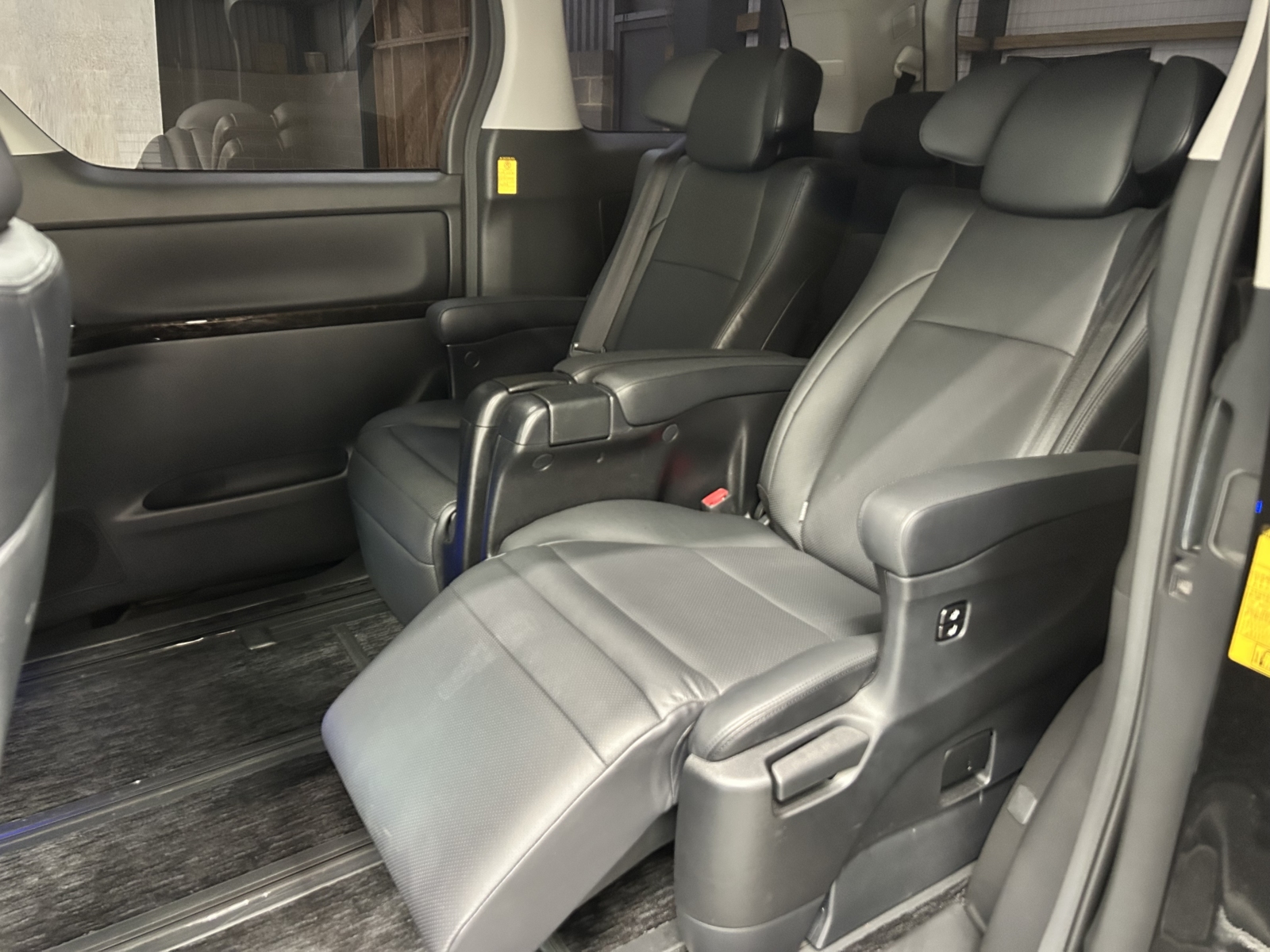 2013 TOYOTA VELLFIRE ZG EDITION - LOW MILEAGE - OTTOMAN LEATHER RECLINERS / SUNROOFS / POWER BOOT/ DRINKS COOLER/ HEATER-
