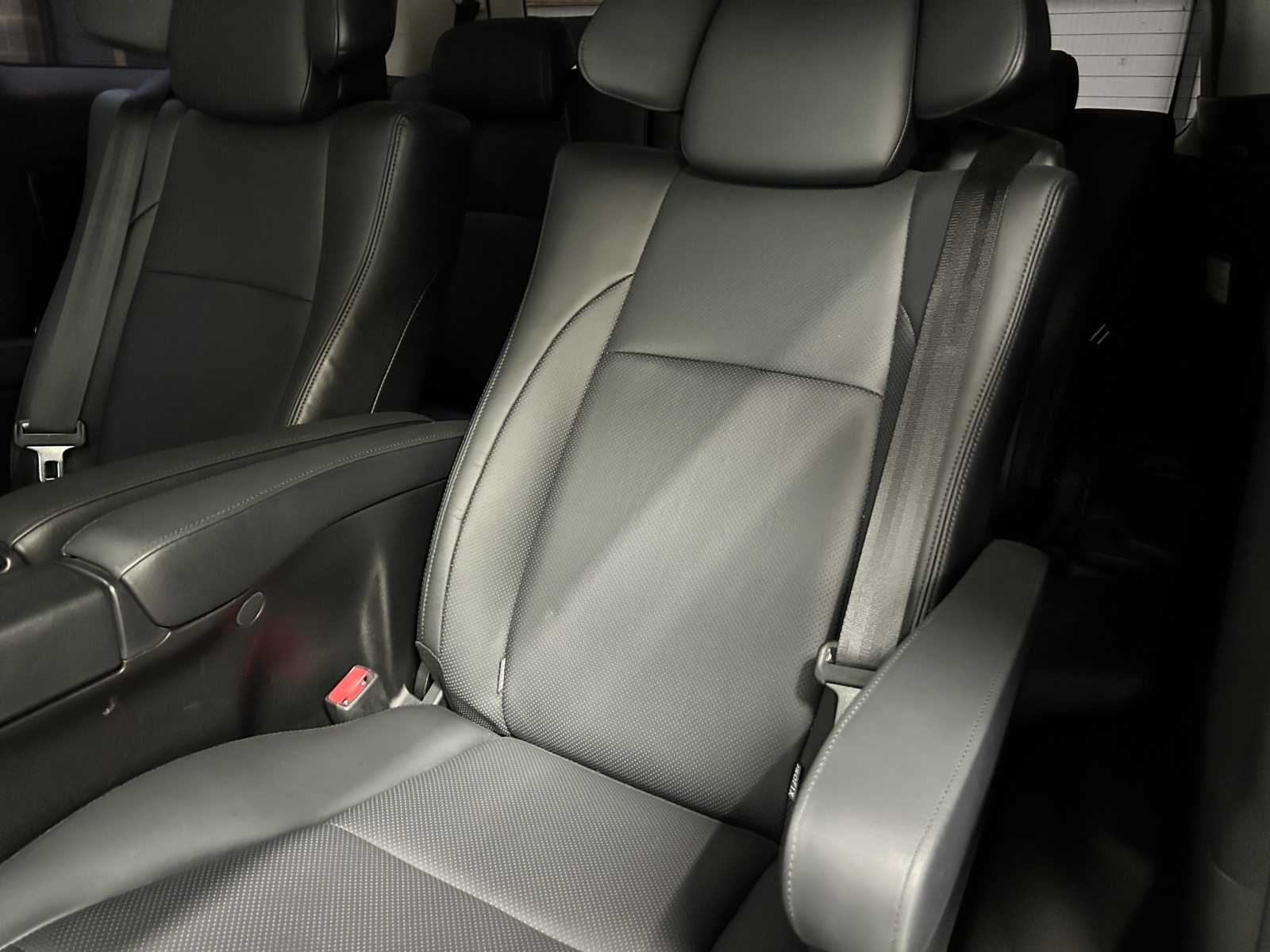 2013 TOYOTA VELLFIRE ZG EDITION - LOW MILEAGE - OTTOMAN LEATHER RECLINERS / SUNROOFS / POWER BOOT/ DRINKS COOLER/ HEATER-