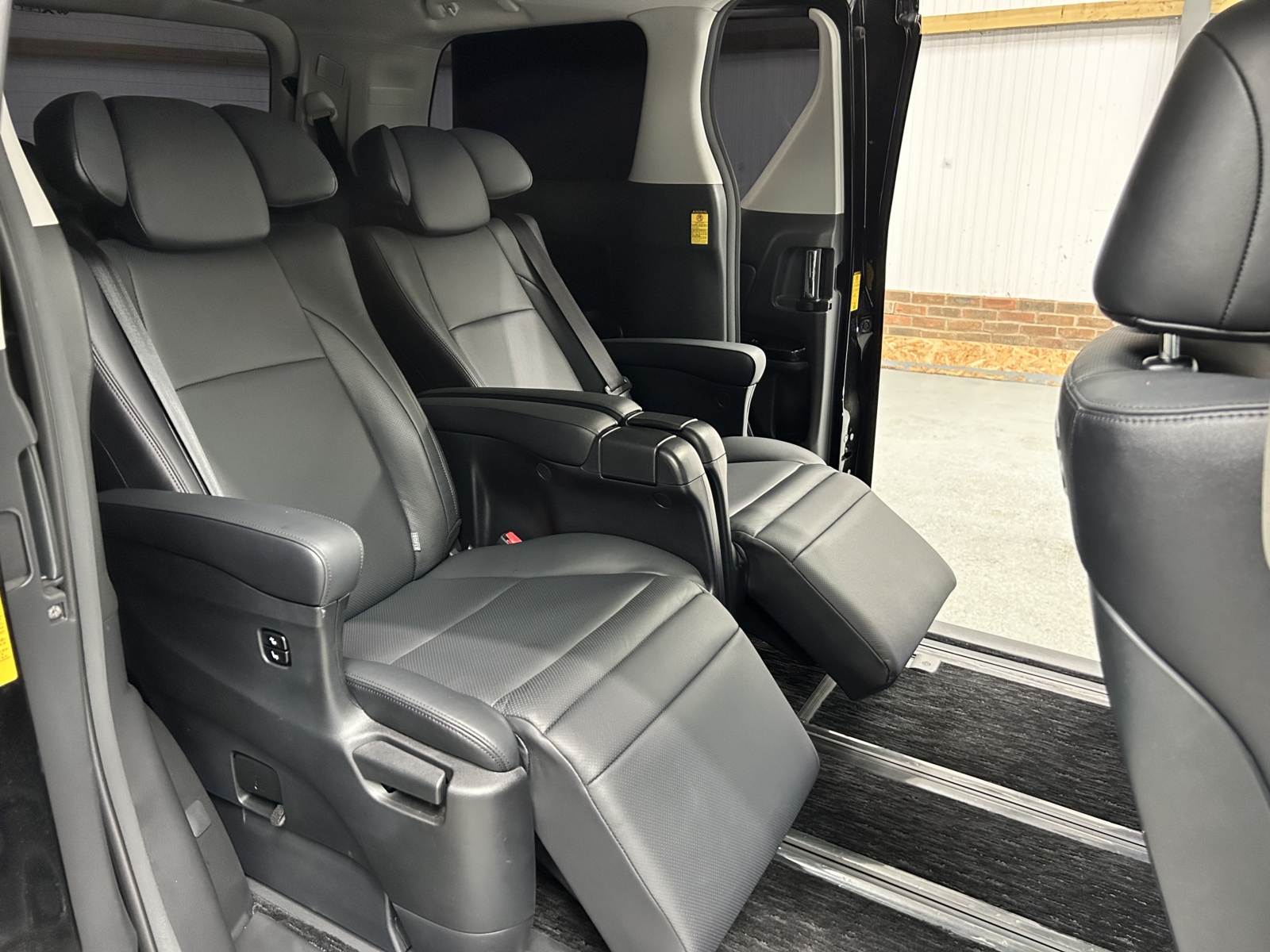 2013 TOYOTA VELLFIRE ZG EDITION - LOW MILEAGE - OTTOMAN LEATHER RECLINERS / SUNROOFS / POWER BOOT/ DRINKS COOLER/ HEATER-