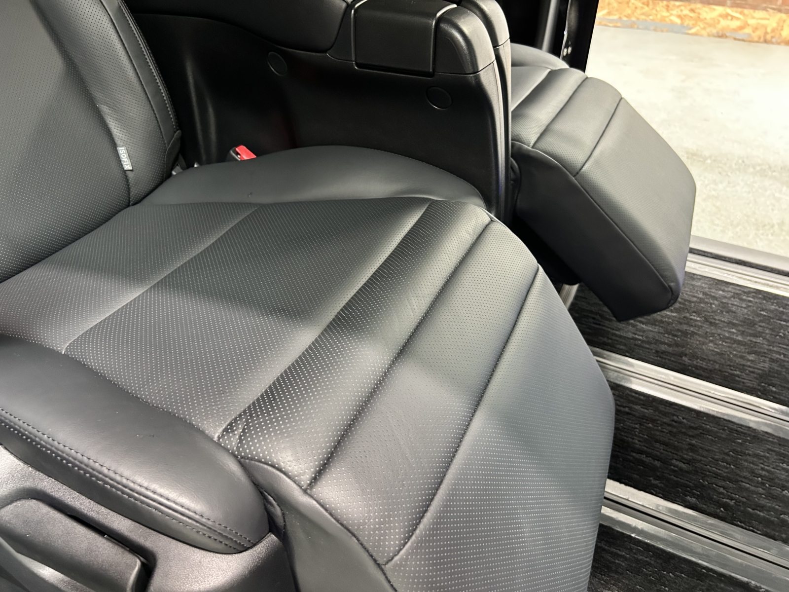 2013 TOYOTA VELLFIRE ZG EDITION - LOW MILEAGE - OTTOMAN LEATHER RECLINERS / SUNROOFS / POWER BOOT/ DRINKS COOLER/ HEATER-